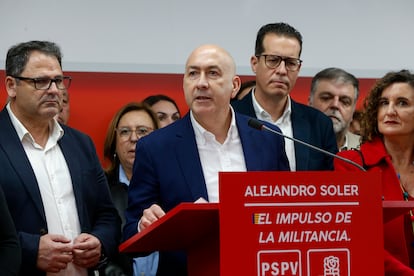 El secretario general de los socialistas de la provincia de Alicante y diputado en el Congreso, el ilicitano Alejandro Soler (centro), durante su anuncio en la sede del PSPV-PSOE de Elche de su candidatura a secretario general, rodeado de algunos poltico que lo apoyan.