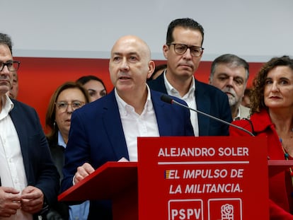 El secretario general de los socialistas de la provincia de Alicante y diputado en el Congreso, el ilicitano Alejandro Soler (centro), durante su anuncio en la sede del PSPV-PSOE de Elche de su candidatura a secretario general, rodeado de algunos político que lo apoyan.