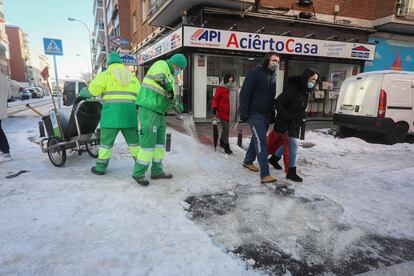 Operarios de limpieza despejan de hielo y nieve una calle de Carabanchel.