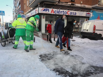 Operarios de limpieza despejan de hielo y nieve una calle de Carabanchel.