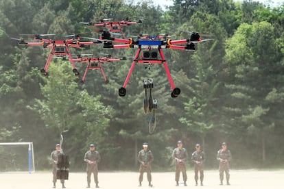 Varios soldados prueban un dron para bombardeos en el centro de formación de pilotaje de drones en la Escuela de Inteligencia del Ejército en Incheon, 80 kilómetros al este de Seúl (Corea del Sur), este jueves. 