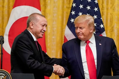 Donald Trump saluda al presidente de Turquía, Tayyip Erdogan, en 2019 en Washington.
