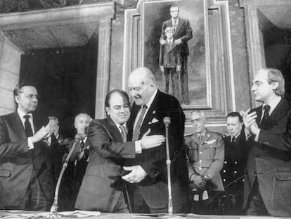 Josep Tarradellas abraza a Jordi Pujol en la toma de posesión de éste como presidente de la Generalitat en 1980.