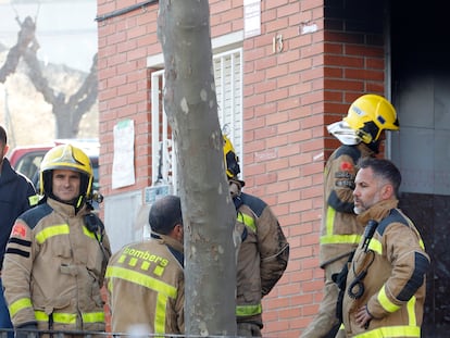 Bomberos trabajan en la extinción del incendio en un edificio de Rubí (Barcelona).