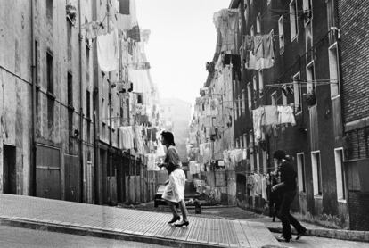 Portugalete (Bizkaia). Escena cotidiana de ambiente urbano en la margen izquierda de la ría del Nervión, con callejones de bloques de edificios ennegrecidos y ropa blanca tendida, en 1986.