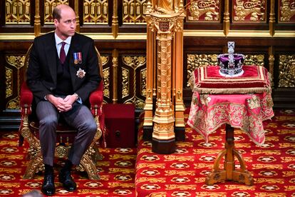 El príncipe Guillermo se sienta junto a la Corona del Estado Imperial en la Cámara de los Lores, durante la apertura estatal del Parlamento, en Londres, el martes 10 de mayo de 2022. 