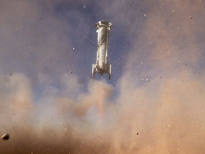 La nave Blue Origin's New Shepard vuela hacia el espacio con el actor de 'Star Trek', William Shatner, y otros tres pasajeros en octubre de 2021.