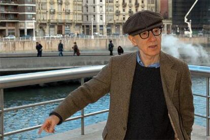 El director, actor y músico Woody Allen posa durante su visita esta tarde al Museo Guggenheim de Bilbao.