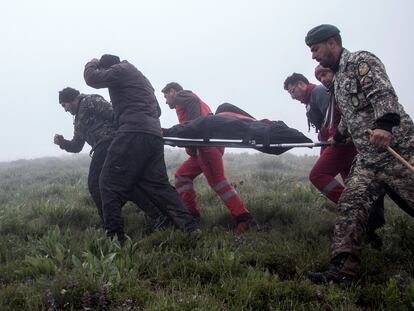 Rescate del helicóptero accidentado donde viajaba el presidente iraní, este lunes.