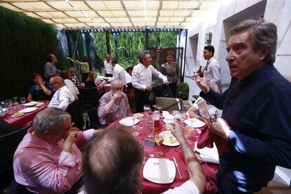 Iñaki Gabilondo, Joan Manuel Serrat, Javier Rioyo, Joseluis García Sánchez y Pilar del Río acompañan a Miguel Ríos tras el acto en el Cármen de la Victoria.