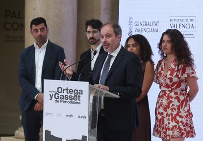 Los periodistas Daniel Verdú, Julio Núñez, Paola Nagovich, Lucía Foraster e Íñigo Domínguez, equipo ganador del premio Ortega y Gasset de Periodismo.