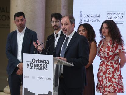 Los periodistas Daniel Verdú, Julio Núñez, Paola Nagovich, Lucía Foraster e Íñigo Domínguez, equipo ganador del premio Ortega y Gasset de Periodismo.