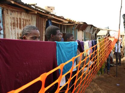 Familias en cuarentena durante la epidemia de &eacute;bola en Freetown, Sierra Leona.  