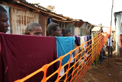 Familias en cuarentena durante la epidemia de &eacute;bola en Freetown, Sierra Leona.  