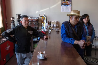 Said el Ghoury, junto con el gestor del bar de Visiedo y la alcaldesa del pueblo, María Ángeles Zaera. "Nos gustaría traer a más gente pero no tenemos tampoco nada que ofrecer", admite la primera ciudadana. "Mientras que se mantengan las escuelas y los servicios mínimos... aquí es muy difícil, no tenemos recursos en el pueblo".