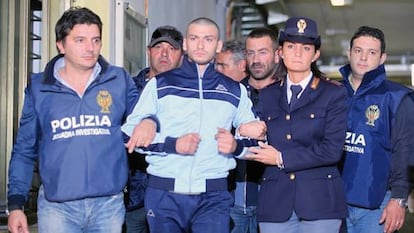Catello Romano, escoltado por policías, en octubre de 2009 en Nápoles, en una imagen sacada de su tesis.