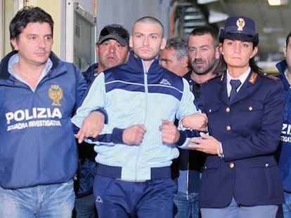 Catello Romano, escoltado por policías, en octubre de 2009 en Nápoles, en una imagen sacada de su tesis.