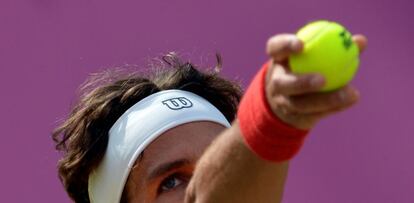 The Spanish Feliciano López serves the ball in the match against the Frenchman Jo-Wilfried Tsonga.