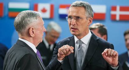 Jim Mattis (izquierda) conversa con Jens Stoltenberg durante la reuni&oacute;n ministerial de la OTAN.