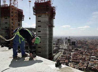 Pedro Psdrak, un albañil polaco, trabaja al borde de una de las últimas plantas de la torre Sacyr.