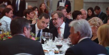 King Felipe VI chats with PRISA CEO Juan Luis Cebrián at the award dinner.