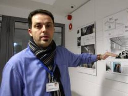 El químico Alejandro Fernández Hernandez, de la Fundación Prodintec, coordinador del proyecto, financiado por el programa europeo LIFE, que ha desarrollado un sistema modular que permite generar energía eléctrica aprovechando las redes de distribución y abastecimiento de agua, explica el novedoso sistema en la sede de la Fundación Prodintec.