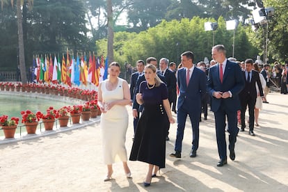 El rey Felipe VI, el presidente del Gobierno, Pedro Sánchez, y los jefes de los Ejecutivos autonómicos, antes de la reunión de la XXVIII Conferencia de Presidentes.