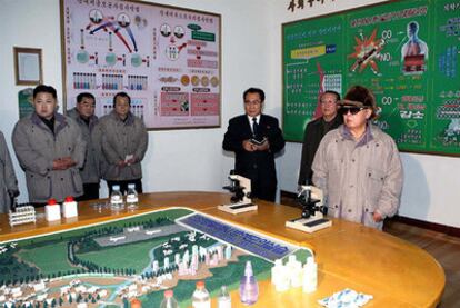 El líder norcoreano Kim Jong-il, de vistia en la facultad de Medicina de la Universidad de Pyongyang. A la izquierda de la imagen, su hijo menor y su sucesor, Kim Jong Un.