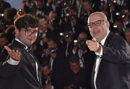 El director español Juanjo Giménez, a la derecha, ganador de la Palma de Oro al mejor cortometraje por 'Timecode', posa con el director brasileño, ganador de una mención especial, Joao Paulo Miranda Maria.