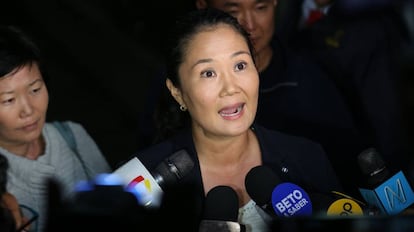 Keiko Fujimori fala a jornalistas na quarta-feira passada, em Lima (Peru).