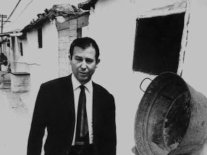 Paco Candel, passejant pel barri de barraques de la Sagrera, el 1965.