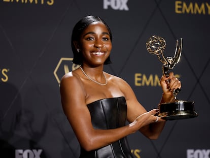 Ayo Edebiri sostiene su premio Emmy a la mejor actriz secundaria por 'The Bear', el 15 de enero de 2024 en Los Ángeles.