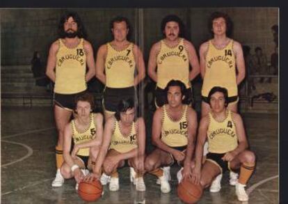 L'equip de bàsquet de l'editorial, el 1975.