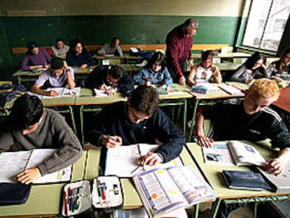 Un profesor atiende la consulta de una alumna, en Barcelona.