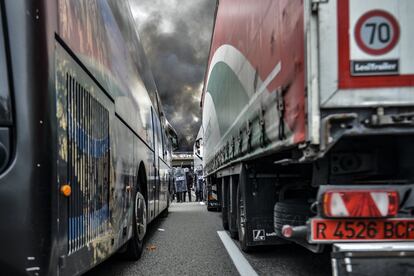 Los mossos toman la autopista tras dispersar a los manifestantes en la AP7 de Girona.