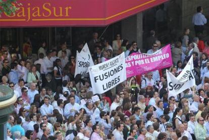 Empleados de CajaSur se manifiestan contra los recortes de plantilla en Córdoba.