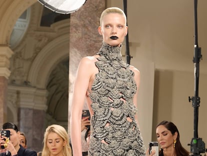 Schiaparelli dedica su colección al “ocaso de la elegancia”
