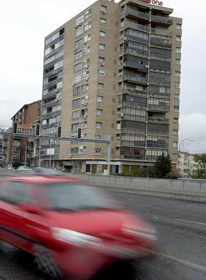 Tráfico en superficie frente a uno de los edificios afectados por el ruido.