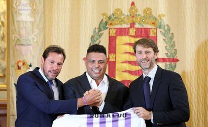 Óscar Puente, alcalde de Valladolid; Ronaldo y Carlos Suárez, el día que presentaron la entrada del brasileño en el Valladolid.