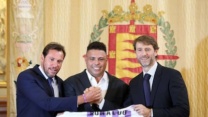 Óscar Puente, alcalde de Valladolid; Ronaldo y Carlos Suárez, el día que presentaron la entrada del brasileño en el Valladolid.
