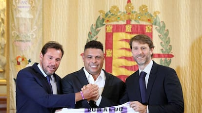 Óscar Puente, alcalde de Valladolid; Ronaldo y Carlos Suárez, el día que presentaron la entrada del brasileño en el Valladolid.