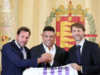 Óscar Puente, alcalde de Valladolid; Ronaldo y Carlos Suárez, el día que presentaron la entrada del brasileño en el Valladolid.