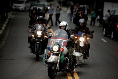 Un equipo de seguridad escolta al presidente de Brasil, el ultraderechista Jair Bolsonaro, tras recibir el alta médica, en Sao Paulo (Brasil). Bolsonaro ha recibido este miércoles el alta después de 17 días hospitalizado tras someterse a una operación por las secuelas del atentado sufrido el pasado septiembre, confirmaron fuentes médicas. 