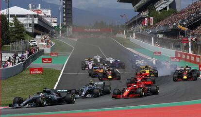 El piloto de la escudería Mercedes Lewis Hamilton lídera la carrera después de la salida.