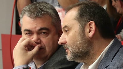 Santos Cerdán (a la izquierda) y José Luis Ábalos, el 15 de febrero de 2020 en el comité federal del PSOE.