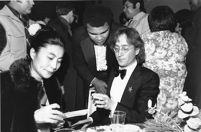 John Lennon y su esposa, Yoko Ono, charlan con el boxeador  Muhammad Ali, durante la cena de gala en honor al presidente Carter celebrada el 20 de enero de 1977. 