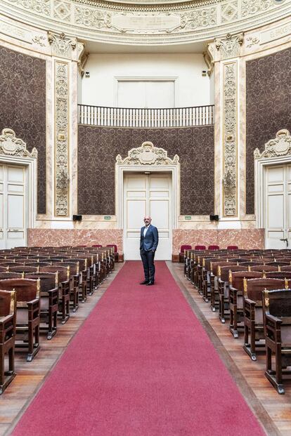 Joaquín Goyache, rector de la Complutense, en su Paraninfo antiguo.