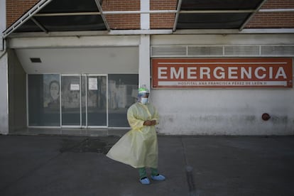 Un médico espera para recibir una inyección de la vacuna Sputnik V en el hospital público Pérez de León II en Caracas, Venezuela, el viernes 19 de febrero. Además de Venezuela, México o Argentina, Rusia ha colocado la vacuna en una docena de países más, entre ellos Bielorrusia, Serbia, Israel o Emiratos Árabes.