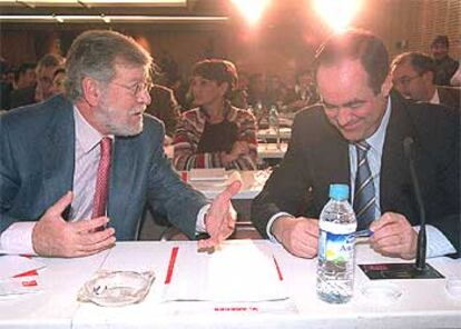 Juan Carlos Rodríguez Ibarra (a la izquierda) conversa con José Bono en la reunión de ayer del comité federal.