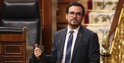 El ministro de Consumo, Alberto Garzón, abandona el hemiciclo del Congreso, durante la primera sesión de control al Gobierno en la XIV Legislatura,  en el Congreso de los Diputados, Madrid (España),el pasado 12 de febrero de 2020.
 